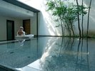 【中庭】旅の合間に読書やコーヒーを楽しめるソファ席や、静かに過ごせるラウンジスペースをご用意