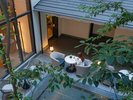 【中庭】旅の合間に読書やコーヒーを楽しめるソファ席や、静かに過ごせるラウンジスペースをご用意