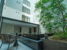 【中庭】柔らかな光が降り注ぐ庭で、心をほどくひとときを