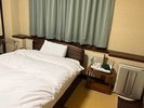 【和室6畳一例】小さめのシンプルな和室6畳タイプ。畳の上にセミダブルベッドを置いております。