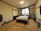 【和室6畳一例】小さめのシンプルな和室6畳タイプ。畳の上にセミダブルベッドを置いております。