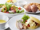 【ご朝食イメージ】卵料理は3種類からチョイス。箱根西麓三島野菜のサラダとともに