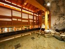 【左の湯】投入堂洞窟(なげいれどうどうくつ)風呂 ※かけ流し風呂