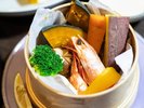 【源泉蒸し】地元で取れた野菜を盛り合わせた当館名物の一品。※時期によって内容が異なります。