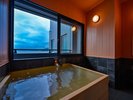【本館・客室風呂】プライベートな時間をゆったりとお寛ぎいただけます。