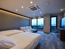 【本館・デラックスツイン】開放感のある広いお部屋で外を眺めながらごゆっくりおくつろぎいただけます。
