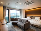 【本館・デラックスツイン】橘湾を一望できる広々とした空間