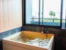 【本館・和洋室ツイン】海を見ながら温泉を楽しむことができます。