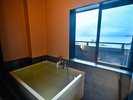 【本館・デラックスダブル】お部屋のお風呂から海を望めます。