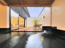 【別館・半露天風呂】源泉かけ流しの温泉を心ゆくまでお楽しみください。
