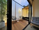 【別館・半露天風呂付ツインorダブル】客室よりテラスを望む。奥に見えるのが客室半露天風呂。