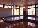 【内湯大浴場・男湯】昔ながらの風情を感じる広々としたお風呂です。
