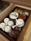 お部屋には茶器セット、雲仙茶、コーヒーをご用意しております。
