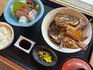 【姉妹店:海鮮市場蒸し釜や】人気メニュー「あら刺し定食」地魚のあら煮と刺身がセットになった定食!