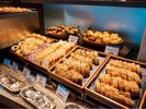 【朝食】バラエティ豊かにホテルメイドのパンが並びます(イメージ)