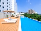 【インフィニティプール/3階】首里の高台に広がる開放感あふれるインフィニティプール(夏季営業)