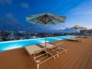 【インフィニティプール/3階】夜はライトアップと夜風と共にお過ごし頂けます(夏季営業)