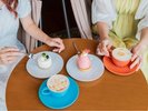 【オアシスラウンジ/1階】ホテルメイドのスイーツをお楽しみいただけます(イメージ)