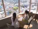【最上階プレミアラウンジ】那覇の街並みをお楽しみください
