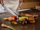 【和食・鉄板焼 登輝/1階】鉄板焼きならではのライブ感をお楽しみください(イメージ)