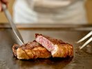 【和食・鉄板焼 登輝/1階】鉄板焼きならではのライブ感をお楽しみください(イメージ)
