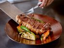 【和食・鉄板焼 登輝/1階】鉄板焼きならではのライブ感をお楽しみください(イメージ)