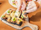 【オアシスラウンジ/1階】竹炭フォカッチャにチーズがからむシンプルなピザ(イメージ)