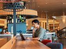 【オアシスラウンジ/1階】リモートワークにも◎USBポートやコンセントがご利用いただけます