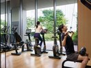フィットネスセンターで運動する