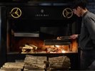 アイアン・ベイ自慢の薪焼きグリル