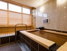 【露天風呂付き|ジュニアスイート】木材とタイルの組み合わせが温かみを感じさせます。