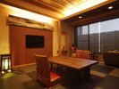 【プライベートスパルーム|蝦夷菫】畳の上に木製のテーブルを配置。間接照明で部屋を柔らかく照らします。