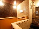 【プライベートスパルーム|蝦夷菫】石造りと木が調和し、自然の中でくつろぐような感覚を味わえる空間。