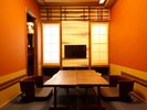 【大人の秘密基地|和モダン客室】中央のテーブルでは家族や友人との団らんが楽しめます。