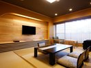 【スタンダード和室】大きな窓からは自然光が差し込み、明るく開放感のある雰囲気を楽しめます。