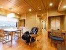 【露天風呂付き|ジュニアスイート】マッサージチェアや木製の家具を配置。落ち着いてくつろげます。