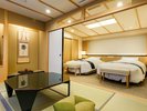 【露天風呂付き|ジュニアスイート】ローテーブルと座布団があり、和の雰囲気を存分に楽しめます。