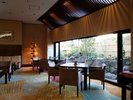 【館内施設|ラウンジ初花】庭園を望む開放的な空間で、旅のひとときをより特別なものに。