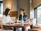 【館内施設|ラウンジ初花】落ち着いた空間で、旅の余韻を楽しむ贅沢な時間。