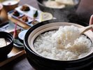【朝食】朝食では炊き立ての土鍋ごはんがお楽しみいただけます。