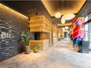 ロビー/テーマ「HAKATA VIBES」 福岡を代表する博多祇園山笠の躍動感を表現。