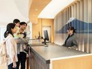 【滞在イメージ】施設・フロントでチェックイン