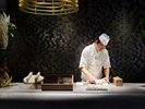 ライブ御結びキッチン職人がお客様の目の前で丁寧に握り上げる日本の心。