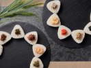 その日の6種類のお好きなおむすびの具材を選んで、目の前で丁寧に作ります。