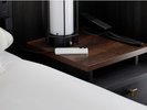 枕元にはコンセントを完備。マルチタイプの充電器を全室に完備。