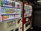 【2F自動販売機】深夜の「あ、飲みたい」もパッと解決。わざわざ外に出なくても、すぐ手が届く安心感