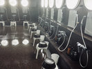 【男性大浴場】一日の汚れを洗い流す。広々とした洗い場で、仕事の疲れをス〜ッときれいにリセット