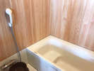 ・檜の壁に癒されるお風呂（2階ツインルーム）