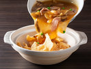 【中国四川料理 桃花源/料理一例】熱々の餡を掛けてお召し上がりいただく五目入りおこげ。