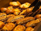【朝食ビュッフェ】焼き立てパンや伝統のホテルカレー、自家製中華粥、お野菜まで組み合わせは自由自在。